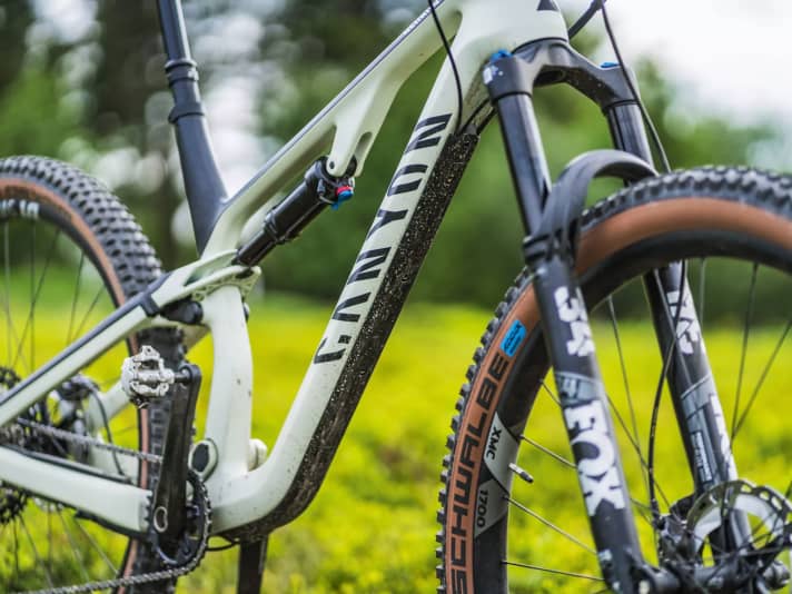 Easy to maintain: All cables and lines run under a removable plastic cover under the down tube. This makes servicing the Canyon easier.