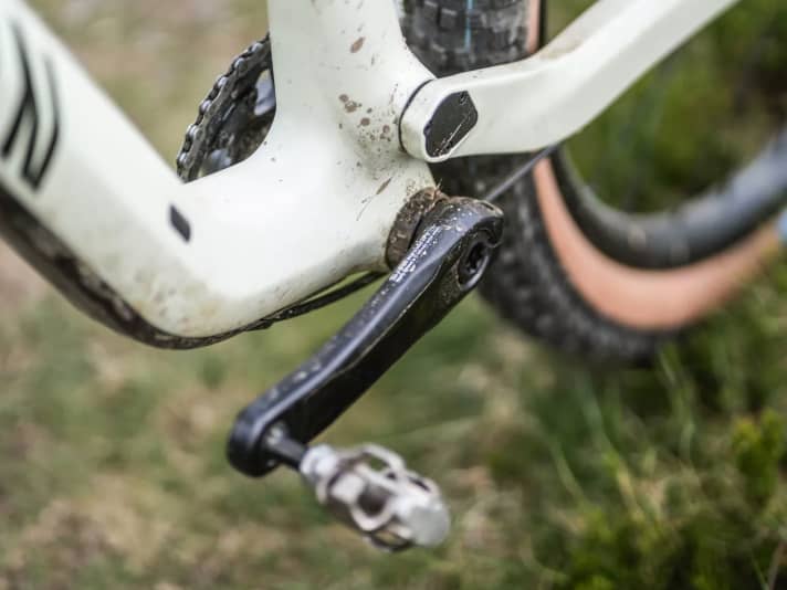 Bottom bracket: Our reader testers carry out maintenance work on their own as far as possible. The bottom bracket also receives an annual service for all candidates. They therefore prefer the threaded BSA bearings to the press-fit bearings. Installation and removal is less complicated and also protects the material.