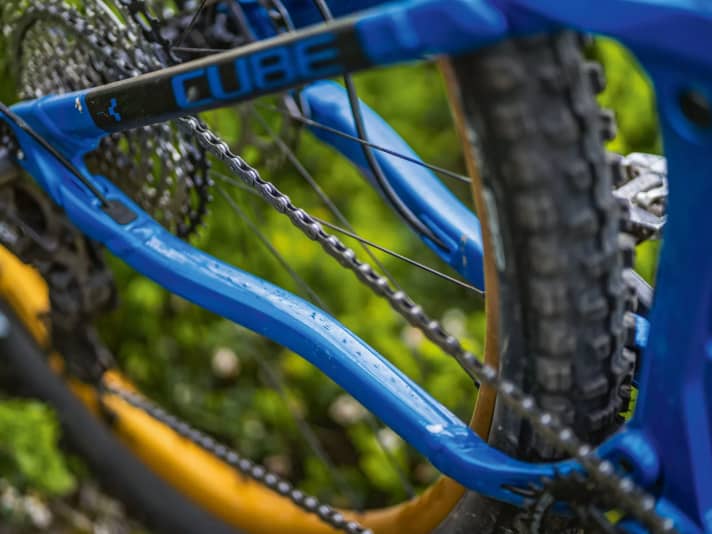 Die nackten Kettenstreben am Cube sind den Hieben der Kette schutzlos ausgesetzt. Nur eine Plastikfolie soll gröbere Macken verhindern.