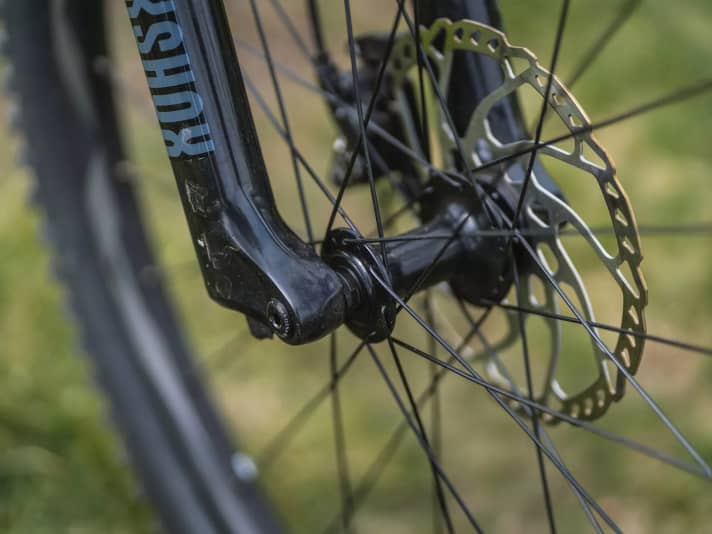 Weak: After just a few test kilometres with the Giant Trance, we noticed significant play in the front hub bearing.
