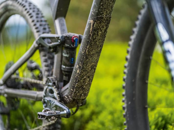 Safety first: A rubber protector that is pulled far upwards lines the down tube of the Radon Skeen to protect it from stone chips.