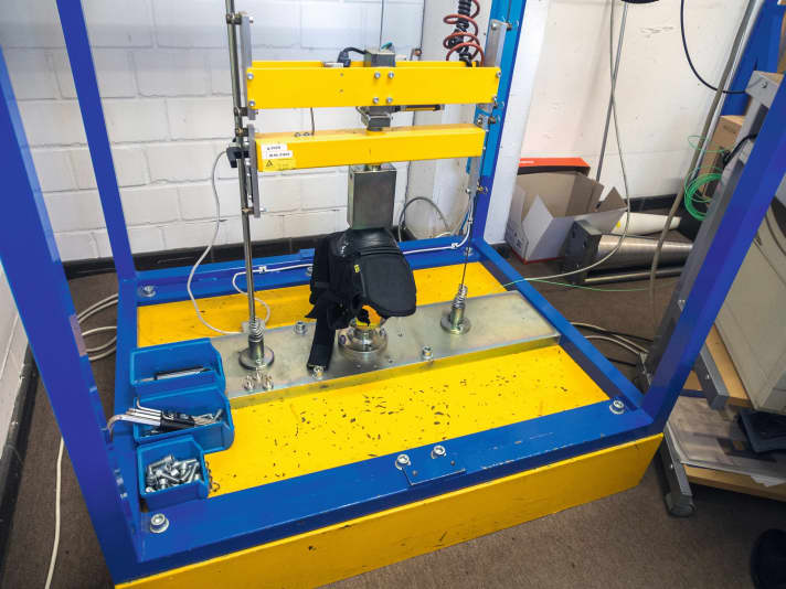   Schlagtest im eigenen Prüflabor