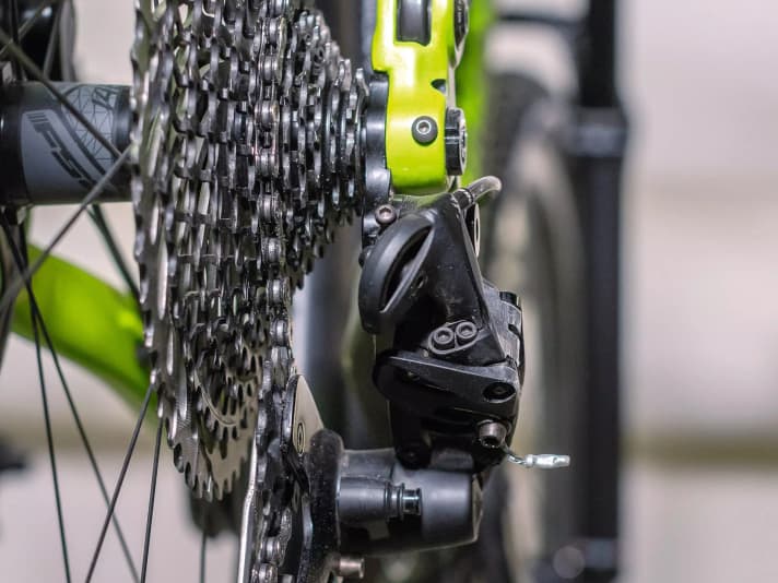   Auch bei der Sram Schaltung sitzt die Einstellschraube für die Umschlingung der Kette in der Nähe des Schaltauges - hier genau in der Bildmitte.