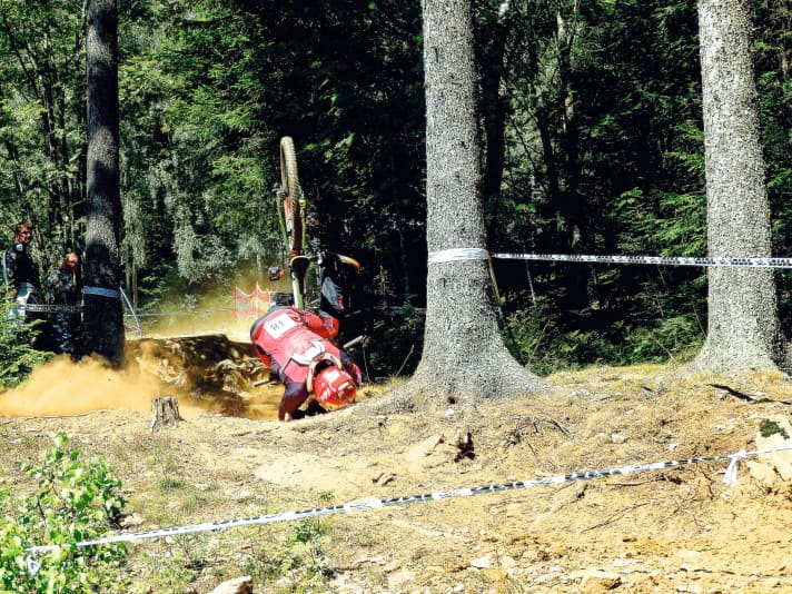   Horrorszenario: Crash aus voller Fahrt auf den Kopf. Dass danach der Helm ausgetauscht werden muss, kann jeder verstehen.