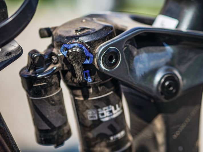   Trek: The Thru-Shaft shock is designed to increase sensitivity. The compression damping can be adjusted in three stages. The effect could be stronger.