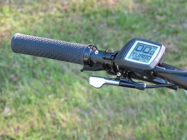   Links am neuen Bosch Purion-Display sitzen die Knöpfe zum Wechsel der Unterstützungsstufe. Sie lassen sich mit dem Daumen nicht immer optimal erreichen. Der silberne Hebel unterhalb aktiviert die Remote Sattelstütze. 