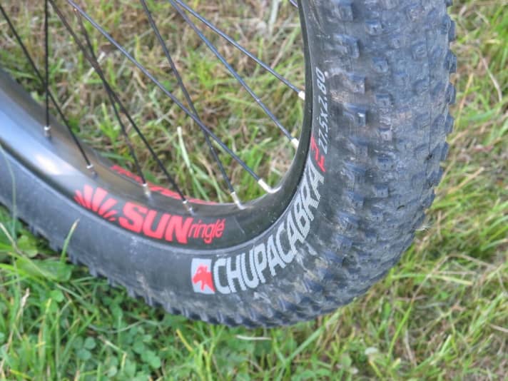   Die Bontrager Chupacabra Reifen bieten Traktion und viel Komfort. Etwas längere Stollen würden dem Grip gelegentlich gut tun.
