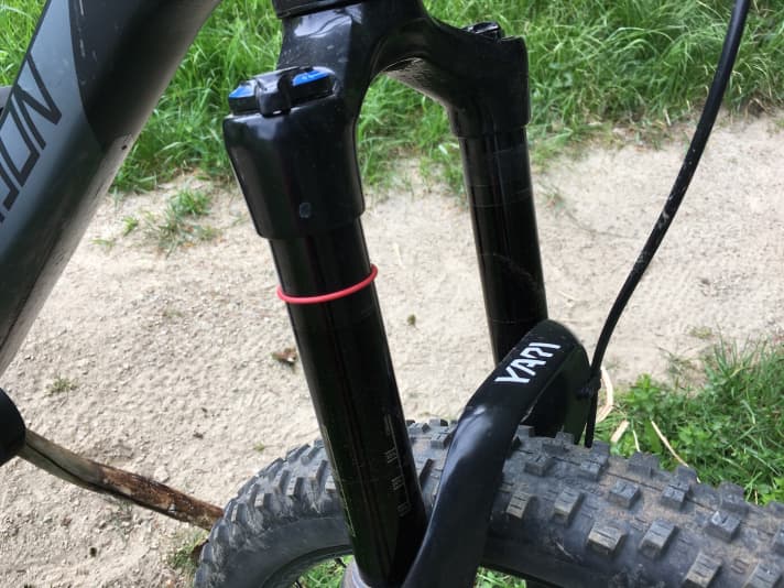  The Rock Shox Yari suspension fork is very solid and maintains contact with the ground even on rough trails.