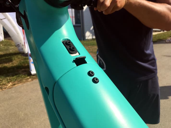   Über den Klickmechanismus kann man den neuen Bosch Powertube schnell aus dem Unterrohr entfernen.