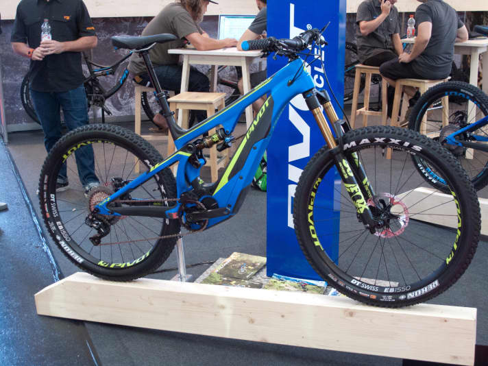 <a href="e_mtb/e_mtb_news_neuheiten/eurobike-2017-pivot-shuttle/a37079.html"  rel="noopener noreferrer">Pivot stellt mit dem Shuttle</a>  sein erstes E-MTB vor: Im Vollcarbon-Rahmen versteckt sich der Shimano Steps-Motor, der Hinterbau liefert 140 Millimeter Federweg. Der happige Preis: 10000 Euro.