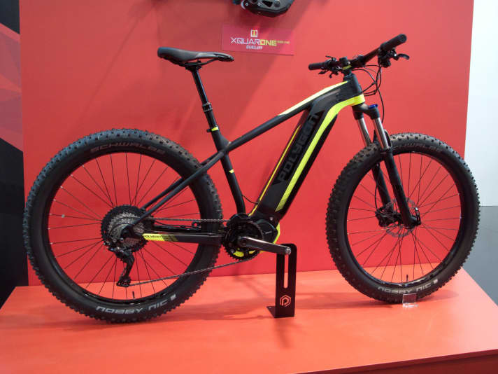 Polygon is currently developing its first e-hardtail. The prototype has a Shimano Steps motor with an integrated battery. This can be removed from the bottom. The bike rolls on either plus or 29-inch tyres.
