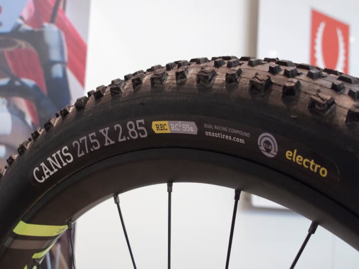 Die Reifenspezialisten von Onza haben eine verstärkte Karkasse für E-Mountainbikes entwickelt: Das „Reinforced Electro Casing“ soll Durchschlägen vorbeugen. Vorerst wird es nur die beiden Modelle Ibex und Canis in 2,85 Zoll Breite mit der fünflagigen Seitenwand geben. Die Reifen sollen etwa ein Kilo auf die Waage bringen und ab 2018 verfügbar sein.