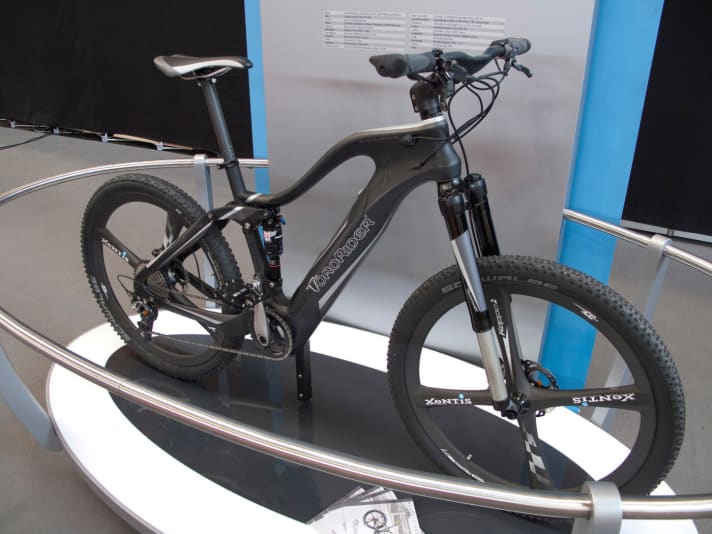 The Tororider E-MTB with carbon frame is said to weigh just 17.6 kilos. Powered by a Fendt mid-motor, 417 Wh battery and its own upside-down suspension fork, the fully comes with unusual features. The price: 6500 euros.