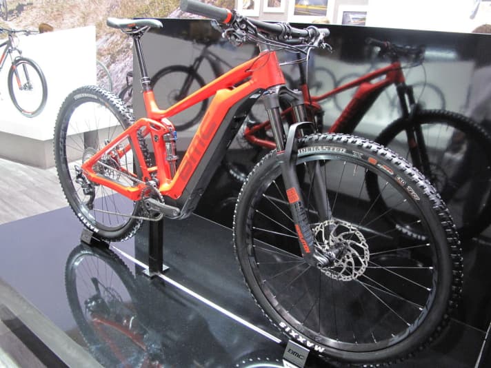 The <a href="e_mtb/e_mtb_news_neuheiten/eurobike-2017-bmc-speedfox-amp/a37097.html" rel="noopener noreferrer">BMC Speedfox AMP</a> is the little brother of the Trailfox AMP. With 130 millimetres of suspension travel, 29-inch wheels and a carbon frame, it appeals to sporty touring bikers.
