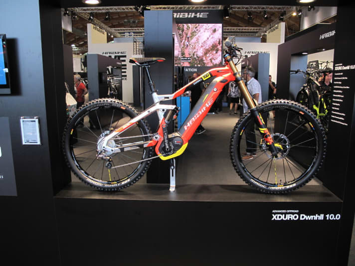 <a href="about:blank#http://Haibike%20verbaut%20Powertube-Akkus%20in%20den%20Bosch-Bikes,%20%C3%A4ndert%20die%20Geometrien%20f%C3%BCr%20mehr%20Sportlichkeit%20und%20verbaut%20den%20neuen%20Yamaha%20PW-E-Motor.%20Au%C3%9Ferdem:%20Hardtails%20mit%20Range-Extender%20und%201000%20Wh%20Kapazit%C3%A4t."  rel="noopener noreferrer">Haibike</a>   verbaut Powertube-Akkus in den Bosch-Bikes, ändert die Geometrien für mehr Sportlichkeit und verbaut den neuen Yamaha PW-E-Motor. Außerdem kann auf Hardtails mit Bosch Powertube ein Range-Extender montiert werden. Ergebnis: 1000 Wh Gesamtkapazität.