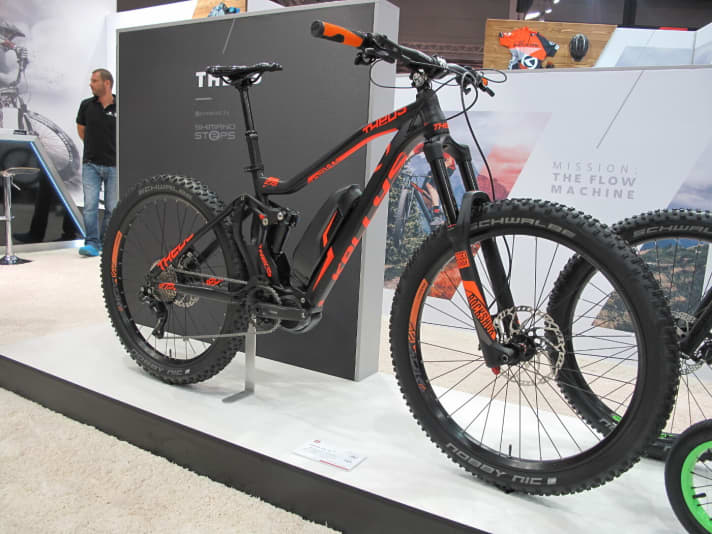 Das <a href="https://www.kellysbike.com/de/" target="_blank" rel="noopener noreferrer nofollow">Kellys</a>  Theos richtet sich an echte Enduro-Piloten: Mit 160 Millimetern am Heck und hubstarker 170er-Gabel ist dem Theos keine Abfahrt zu rau. Bergauf schiebt einen der Shimano Steps-Motor Richtung Gipfel.