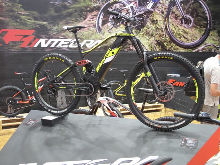 Fantic, eine italienische Motorradschmiede, baut innovative E-Mountainbikes. Dabei dreht sich alles um die drei Punkte: Grip, Handling und Reichweite. Alle Infos rund um das <a href="e_mtb/e_mtb_news_neuheiten/eurobike-2017-fantic-xf1-integra-race/a36486.html"  rel="noopener noreferrer">Fantic Integra finden Sie hier</a> .