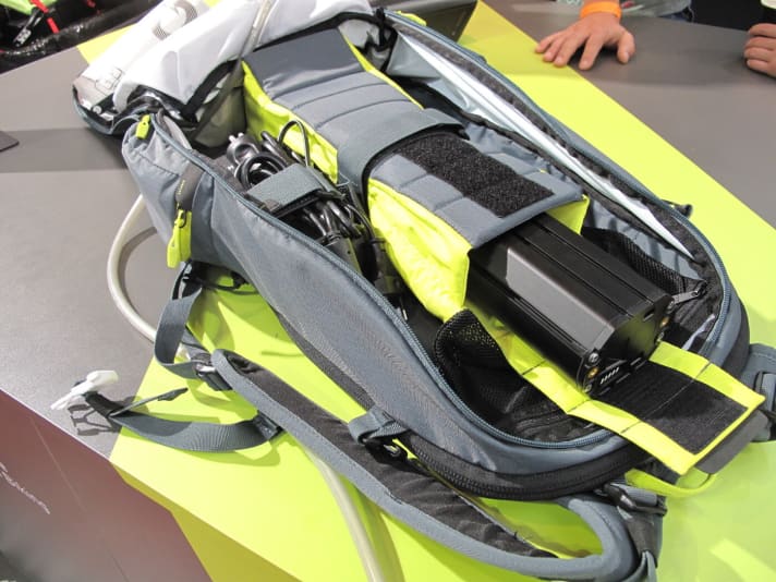 There is safe space inside for both a battery and a charger. A lanyard is designed to keep the battery key ready at the right time. The Evoc FR Trail E-Ride also has a hydration bladder, a glasses compartment, a fleeced display pocket, a rain cover and a tool compartment. All this equipment puts pressure on the scales: at 1500 grams, the backpack is no flyweight.