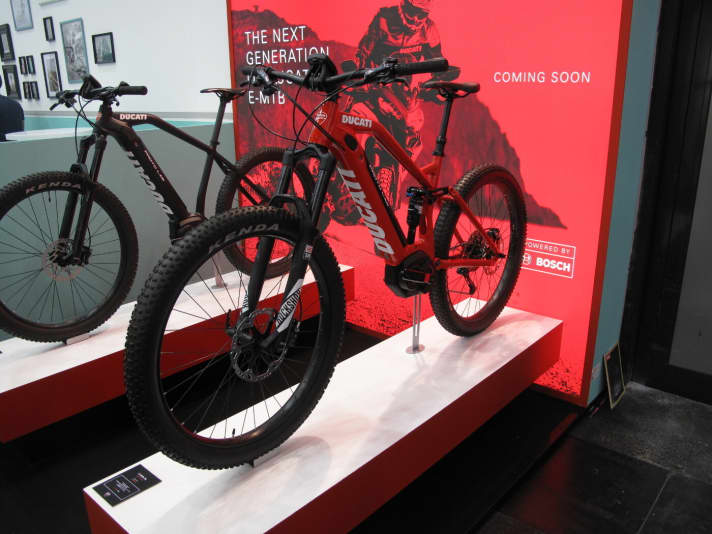 Bianchi builds e-mountainbikes under the Ducati name. This fully prototype has a 140-millimetre chassis and plus tyres. The Bosch Powertube battery powers the Performance CX motor.