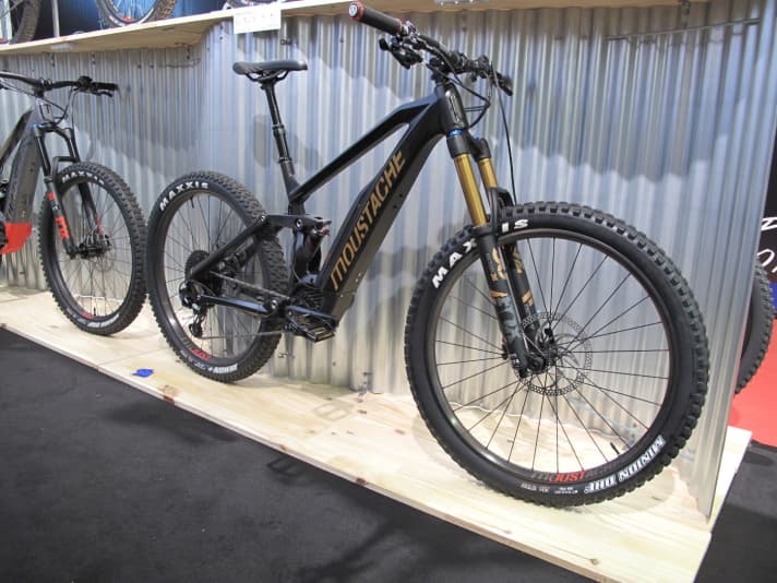 Das Highlight am Moustache-Stand ist zweifellos das überarbeitete Samedi 27. Die Franzosen verbauen den Standard-Akku von Bosch, da so ein tieferer Schwerpunkt als mit dem Powertube-Akku möglich ist. <a href="e_mtb/e_mtb_news_neuheiten/eurobike-2017-moustache-samedi-27/a37018.html"  rel="noopener noreferrer">Wir konnten das Bike bereits am Kronplatz fahren</a> .