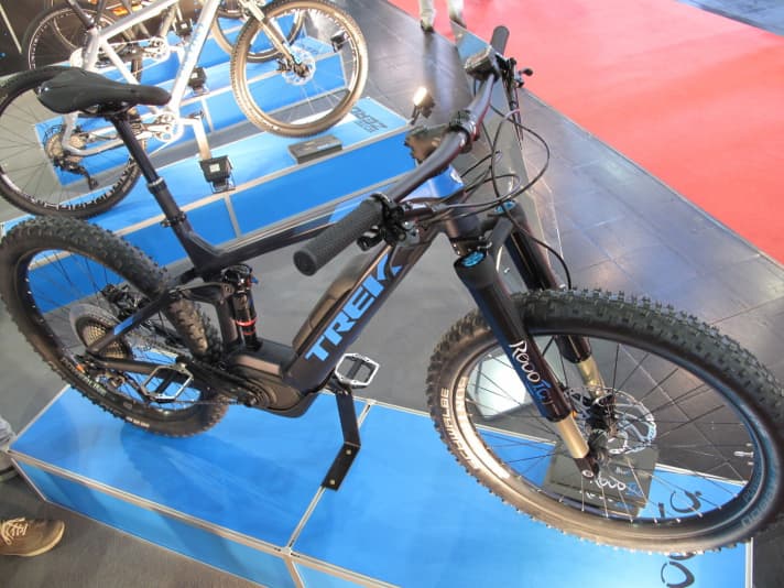 Die Hessen von German A haben eine neue Upside-Down-Federgabel entwickelt, die sich auch fürs E-MTB eignen soll. Die Gabel liefert bis zu 125 Millimeter Federweg und soll dank tropfenförmiger Führungsrohre besonders verdrehsteif sein. Die 1650 Gramm schwere Gabel gibt's für alle drei Laufradgrößen.