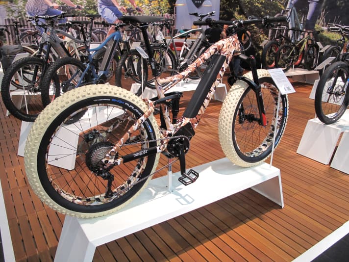 Das Maxx Huraxdax EL fällt auf: Die weißen Plus-Reifen in Kombination mit dem tarnfarbenen Rahmen sind alles andere als dezent. Angetrieben wird das Bike vom neuen Brose Drive S-Motor. Preis: 5600 Euro.