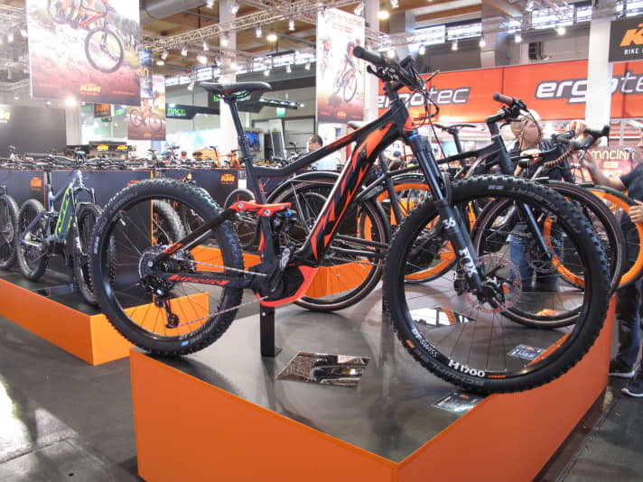 KTM setzt beim Macina Kapoho den Bosch Powertube-Akku ein. Mit 160 Millimetern Federweg und Laufrad-Mix soll das Bike den Fahrspaß maximieren. <a href="e_mtb/e_mtb_news_neuheiten/eurobike-2017-ktm-macina-kapoho/a36516.html"  rel="noopener noreferrer">Wir konnten das Enduro bereits bei den Eurobike Media Days testen</a> .