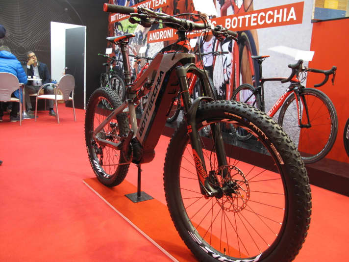 <a href="http://www.bottecchia.com/" target="_blank" rel="noopener noreferrer nofollow">Bottecchia </a> baut ein Carbon-Fully mit integriertem Shimano Steps-Motor. Das 7300 Euro teure Bike kommt mit Rock Shox-Fahrwerk und Shimano-Schaltung.
