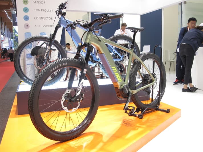 Bafang stellt eigene Motoren und Akkus vor – die ersten Daten klingen vielversprechend. Die Mittelmotoren sollen mit viel Leistung überzeugen. <a href="e_mtb/e_mtb_news_neuheiten/eurobike-2017-bafang-e-mtb-motoren-+-akkus/a36969.html"  rel="noopener noreferrer">Alle Infos finden Sie hier</a> .