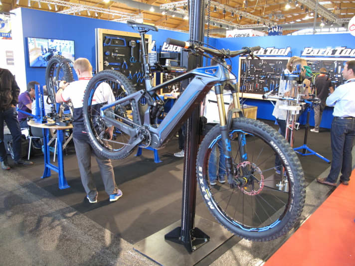 Die Erlösung für Bike-Händler: Der Montageständer von Park Tool kann elektrisch bis zu 54 Kilo auf eine Höhe von fast zwei Metern anheben. Arbeiten am E-MTB werden so zum Kinderspiel. Wer will, kann sogar auf der anderen Seite einen zweiten Arm montieren.