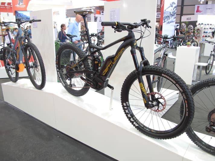Centurion hat sein No Pogo E weiter nachgeschärft: Mit hochwertigem 150er-Fahrwerk und giffigen Plus-Reifen von Maxxis schreit das E-MTB förmlich nach grobem Geläuf.