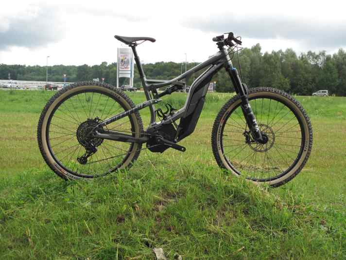 Cannondale bringt eine SE-Version für das Moterra: Mit 140er Gabel und solideren Reifen soll es mehr Reserven bieten als das "normale" Moterra.