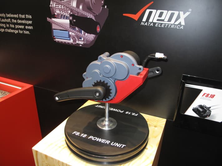 BFO presents a <a href="http://www.f818powerunit.com/index.php/de-de/" target="_blank" rel="noopener noreferrer nofollow">motor with integrated gearbox</a> developed with Neox: In addition to the actual motor (max. torque 85 Nm), there is a sequential 8-speed gearbox in the housing. This eliminates the need for a derailleur. Maintenance of the gearbox should be uncomplicated as it runs in an oil bath. BFO specifies a weight of 5.9 kilos.