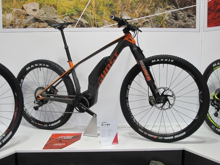   Das Topmodell Ghost Lector HybRide S8.7+ steht mit Rock Shox Upside-Down-Federgabel beim Händler. Der Preis für das Carbon-Bike: 7500 Euro.