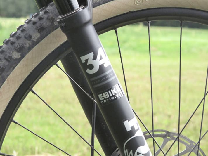   The Fox 34 Performance suspension fork was specially developed for the higher loads on E-MTBs. On the Moterra SE, it provides 140 millimetres of suspension travel.