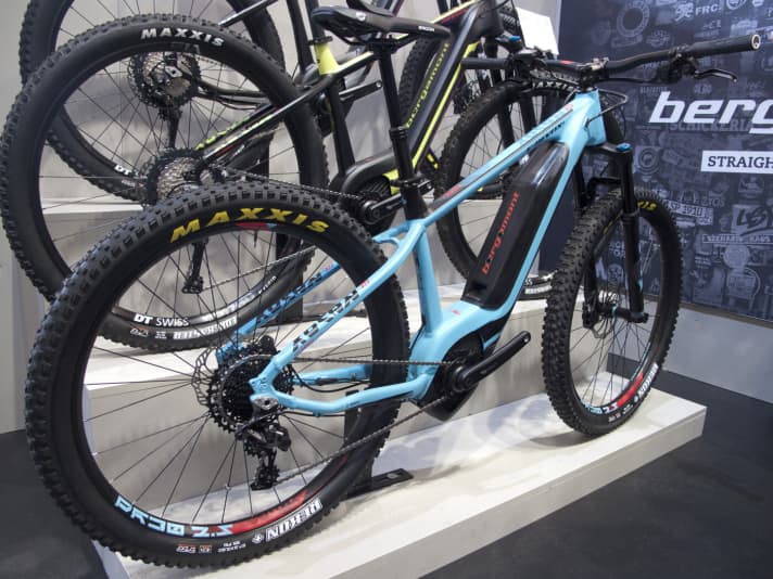   With a 120 mm fork, Vario seat post and grippy Maxxis tyres, the E-Revox 8.0 aims to make trail bikers happy. Price: 3600 euros.