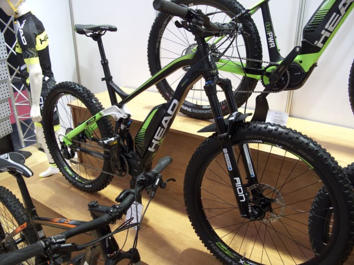   Das Alton für 4800 Euro richtet sich an Trailbiker: Der Shimano-Motor erlaubt kurze Kettenstreben, die Plus-Reifen geben in Kombination mit dem 150-Millimeter-Fahrwerk und der Vario-Sattelstütze bergab viel Sicherheit. Hier kommt ein Shimano SLX-XT-Schaltungsmix zum Einsatz.