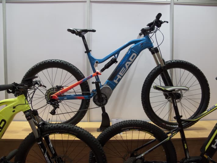   Auch das Head Alton verfügt über den Continental-Motor. Es sollte mit seinem 140er Fahrwerk und den Plus-Reifen auch auf Singletrails reichlich Reserven bieten. Vorn dämpft am 4300 Euro teuren E-MTB eine Rock Shox Recon-Gabel, hinten ein Deluxe-Dämpfer. Geschalten wird mit der Sram GX elffach Schaltung.