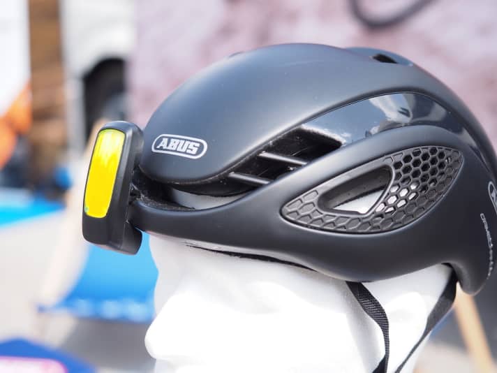   Das O-Synce Usee beamt Fahrtdaten direkt vors Biker-Auge. Das Head-Up-Display wird einfach an den Helm gesteckt und mit dem passenden Endgerät gekoppelt. Besonders spannend für E-Biker: Für ein Specialized-Bike kann das Usee als Display dienen und Unterstützungsstufe, Trittfrequenz, Akkustand und vieles mehr anzeigen. Preis: 130 Euro. Wie sich das Display in der Praxis schlägt, lesen Sie in EMTB 2/2018.