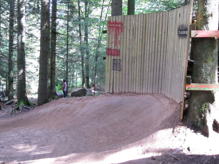     Ausreisser: Der senkrechte Wallride auf der Super-Strecke „Le Fat“ ist murcks. Hier sieht man niemanden dran rumpeln, selbst wenn der Park rappel voll ist.