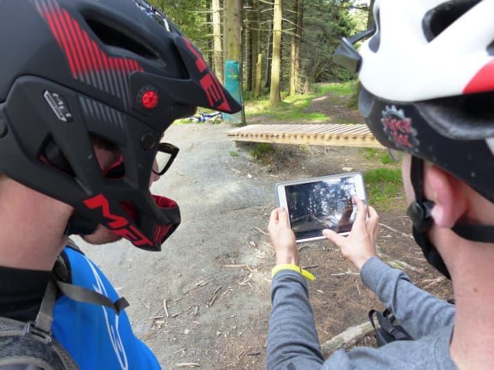   Erst wer sich selbst kontrolliert, erkennt Fehler und kann sie vermeiden. Unverzichtbar: Korrektur von außen (Fahrtechnik-Lehrer, Freunde) und/oder die Video-Kontrolle.