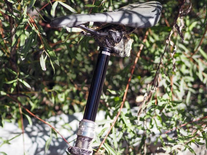   The Rockshox Reverb AXS in a practical test: The wireless, electronic dropper post had to withstand mud packs and many hundreds of kilometres.