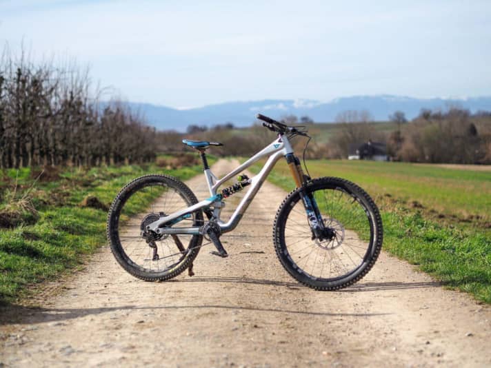   Tried out briefly: The DVO Jade X steel spring shock may squeeze more comfort out of the rear, but it also weighs an extra 400 grams. Not a good idea for a trail bike.