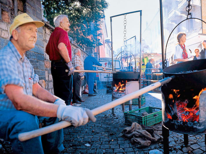   Kastanienwälder sind typisch fürs Tessin. Im Herbst findet in praktisch jedem Bergdorf ein Dorffest "Sagra delle castagne" statt.