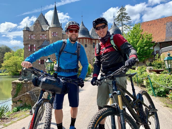 With my hero of the day, Jan (38) from Rheinbach, in front of Satzvey Castle.
