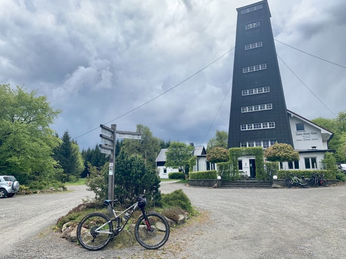 Wetterspitze: Am Rhein-Weser-Turm, eingekesselt von Gewittern.
