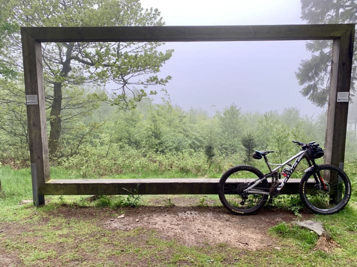Wieder so ein Panoramafenster, diemal aber ohne Weitblick. Zumindest zeigte mir Josch ein Foto auf dem Handy, wie es hier bei Sonnenschein aussieht.