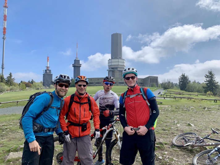 Treffen auf dem Großen Feldberg mit meinen Begleitern Julian, Thorsten und Ritchie (von rechts). Ich war das erste Mal auf dem höchsten Berg im Taunus.