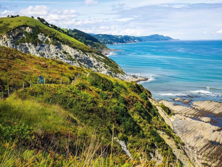   Trail surfing along the cliffs - and riding waves in the Atlantic after biking: where the evergreen Basque mountains push into the Bay of Biscay in the north of Spain, there is a network of trails that grows by a few kilometres every year.