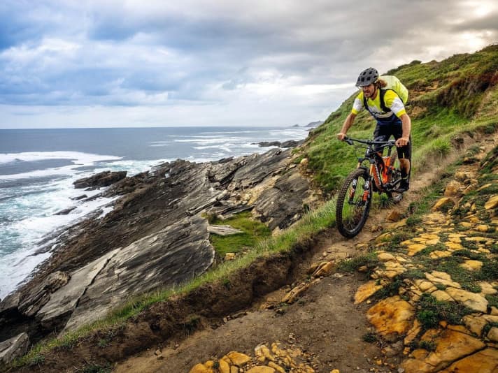   Start in Hondarribia on the French border in Txirimiri drizzle. However, this does not make the trail more slippery, but more grippy.